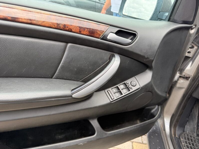 
								BMW X5 pilns									