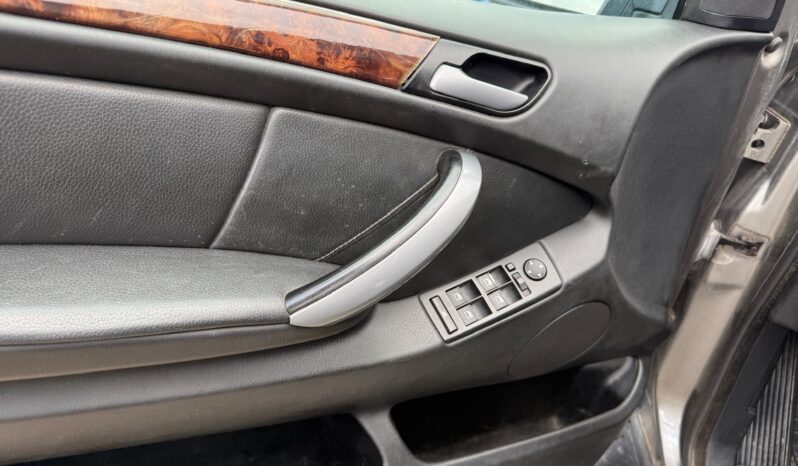 
								BMW X5 pilns									