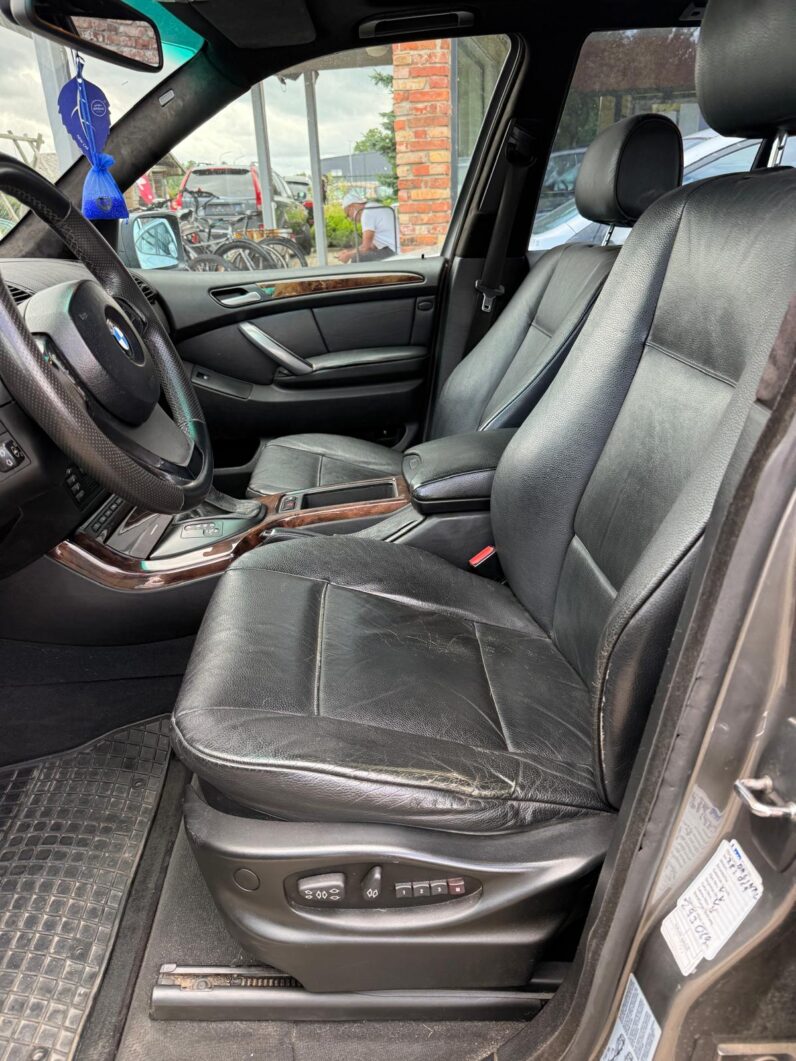 
								BMW X5 pilns									