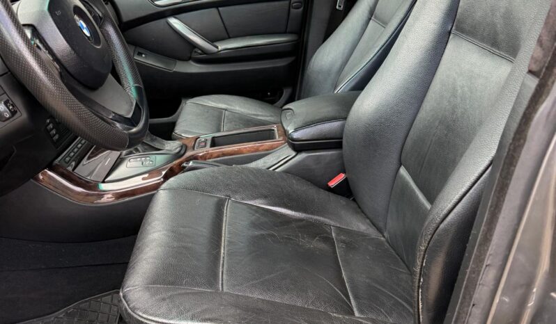 
								BMW X5 pilns									