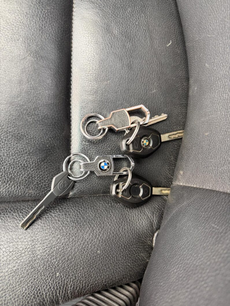 
								BMW X5 pilns									