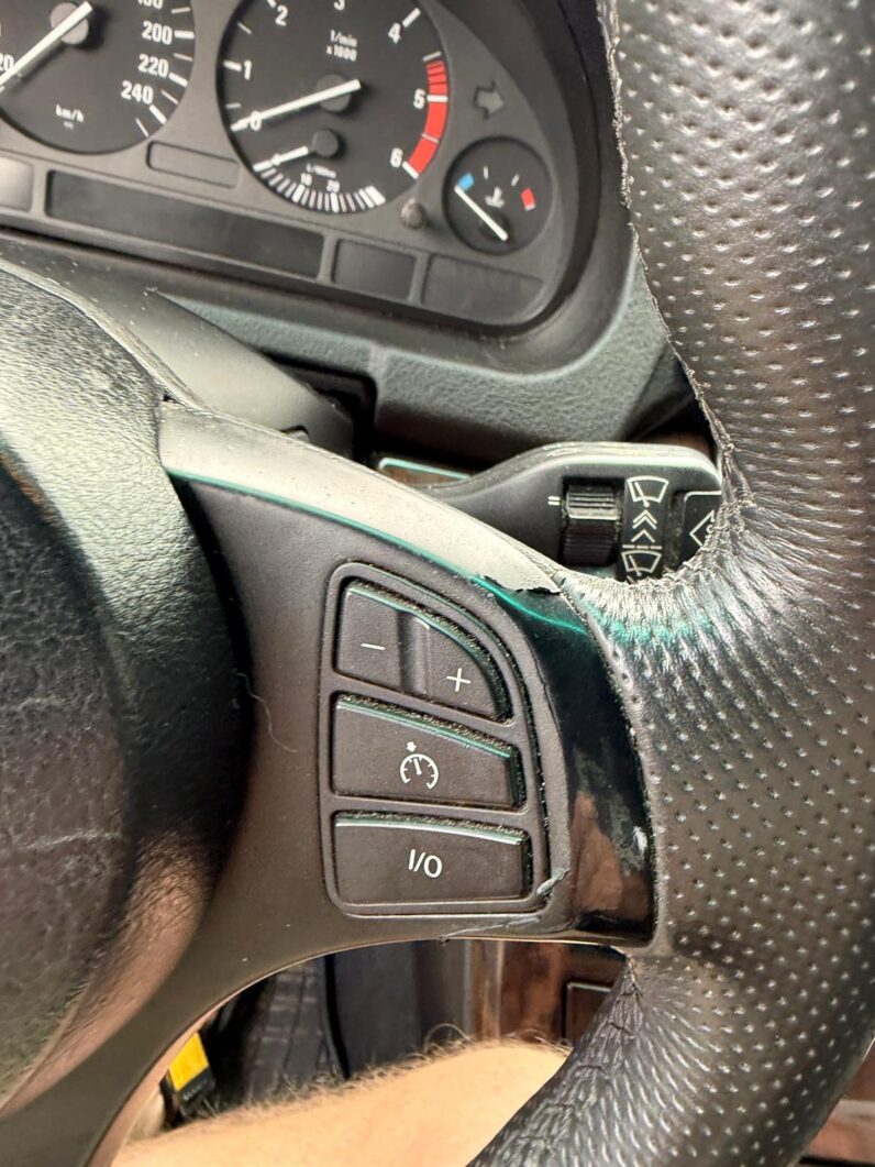 
								BMW X5 pilns									