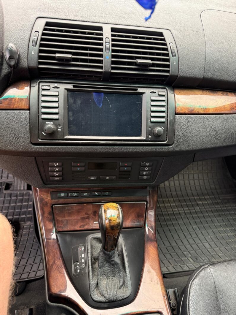 
								BMW X5 pilns									