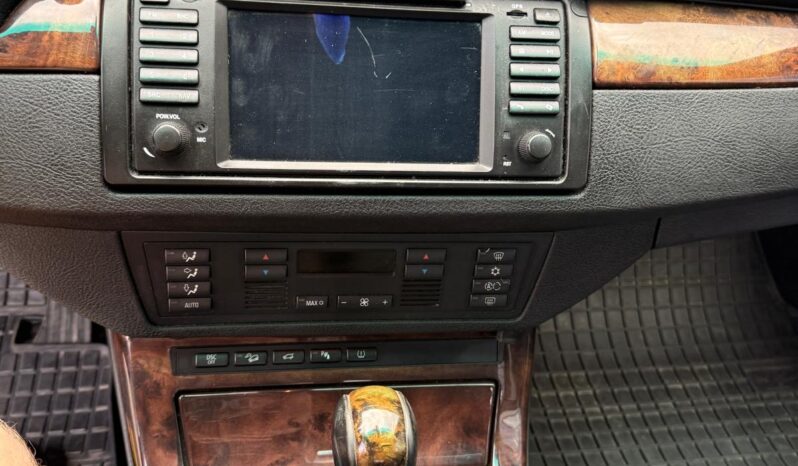 
								BMW X5 pilns									