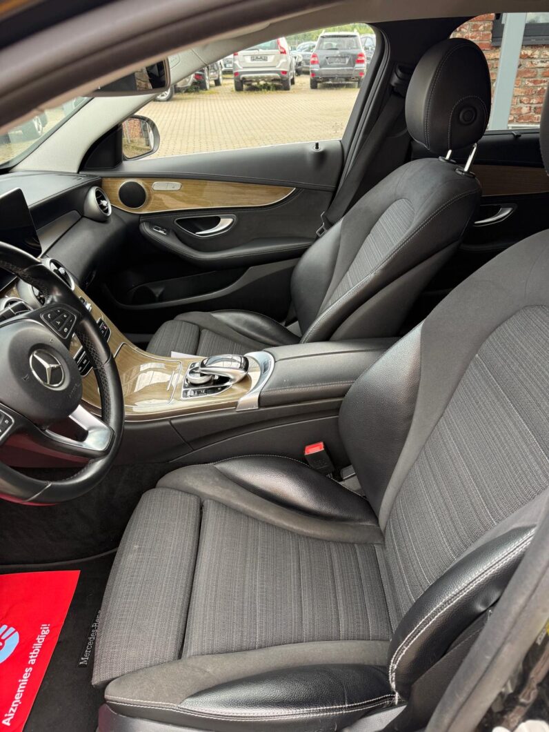 
								MB C220 pilns									