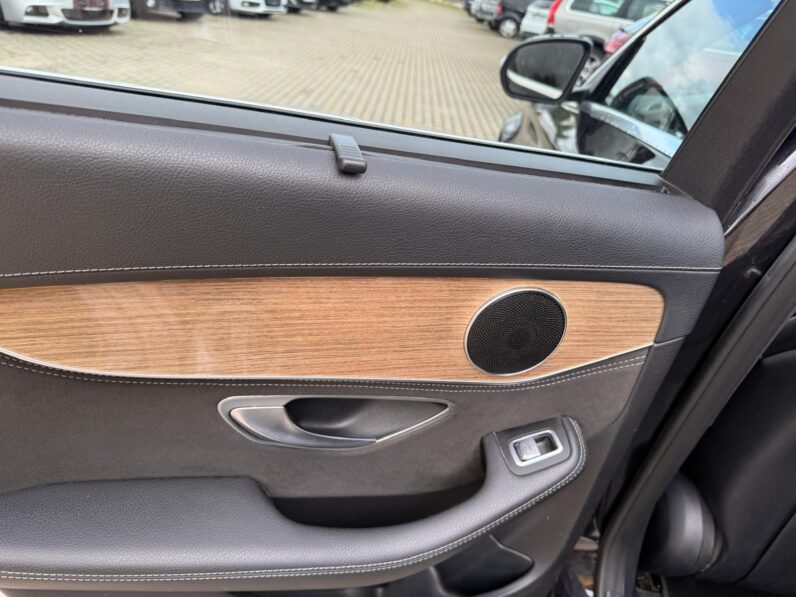 
								MB C220 pilns									